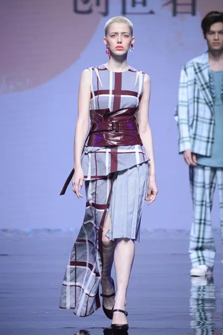 坐標(biāo)大浪 時(shí)尚風(fēng)云激蕩，潮流與創(chuàng)新共生——2019春夏中國紡織面料流行趨勢暨新銳設(shè)計(jì)師發(fā)布秀側(cè)記